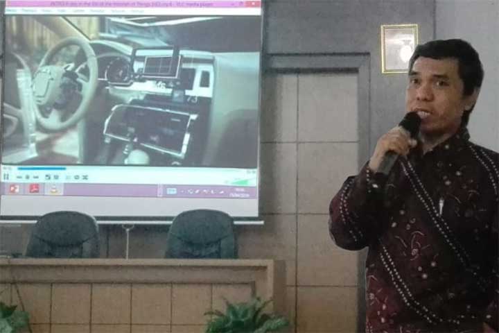 Dr Amin saat memaparkan Revolusi Industri 4.0 di Kuliah Umum Teknik Elektro UMK