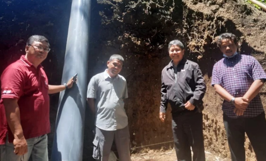 Dr Suharto (2 dari kanan) beserta tim melihat lokasi power house PLT mikrohidro.